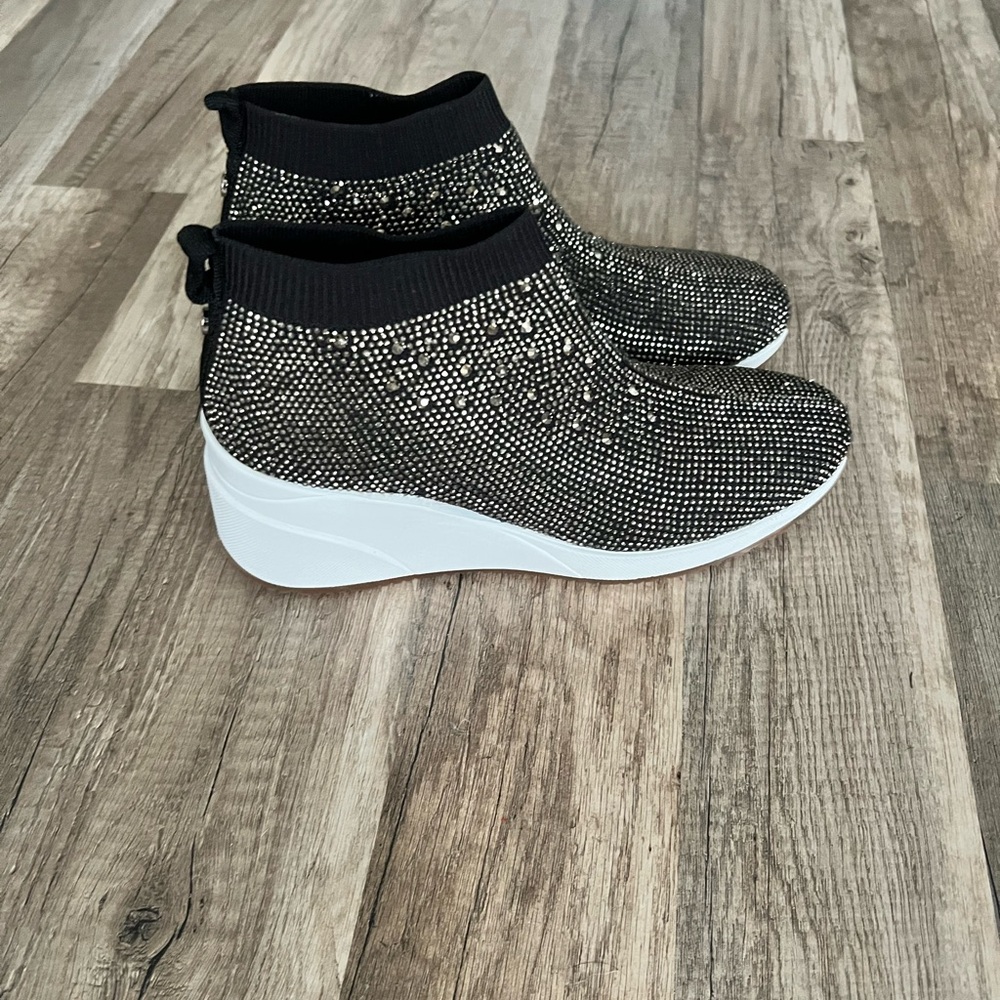 Stylish Black and White Women's Sneakers